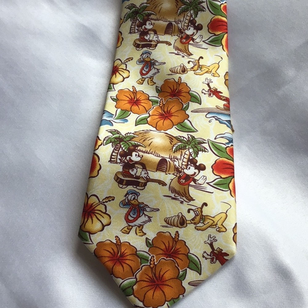 Disney  Parks Hawaiian/ floral men’s tie . Authentic.